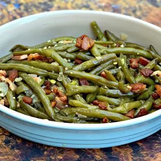 instant pot green beans in a blue bowl