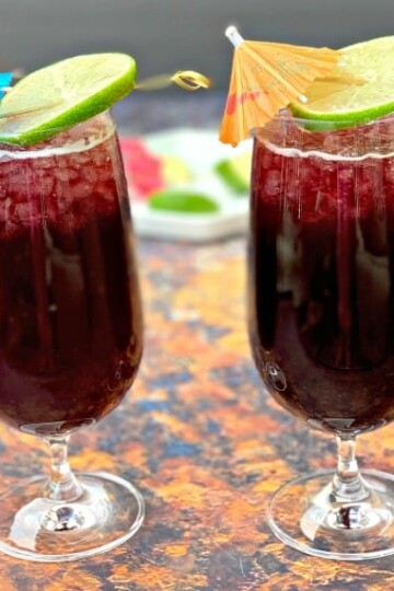 2 glasses of keto low carb red wine sangria with a lime