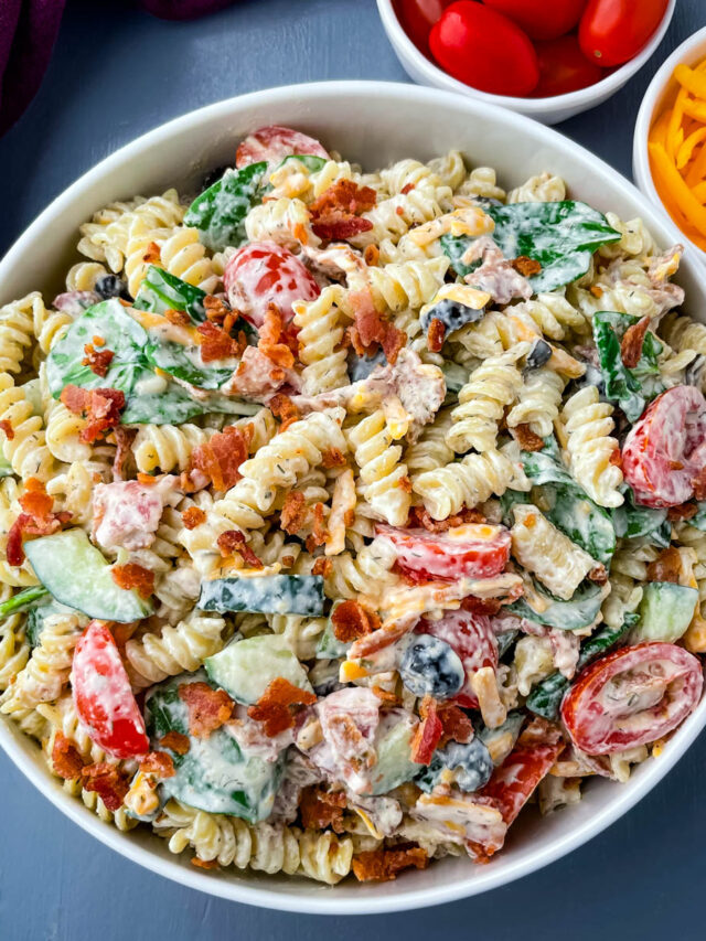 EASY Creamy Bacon Ranch Pasta Salad!