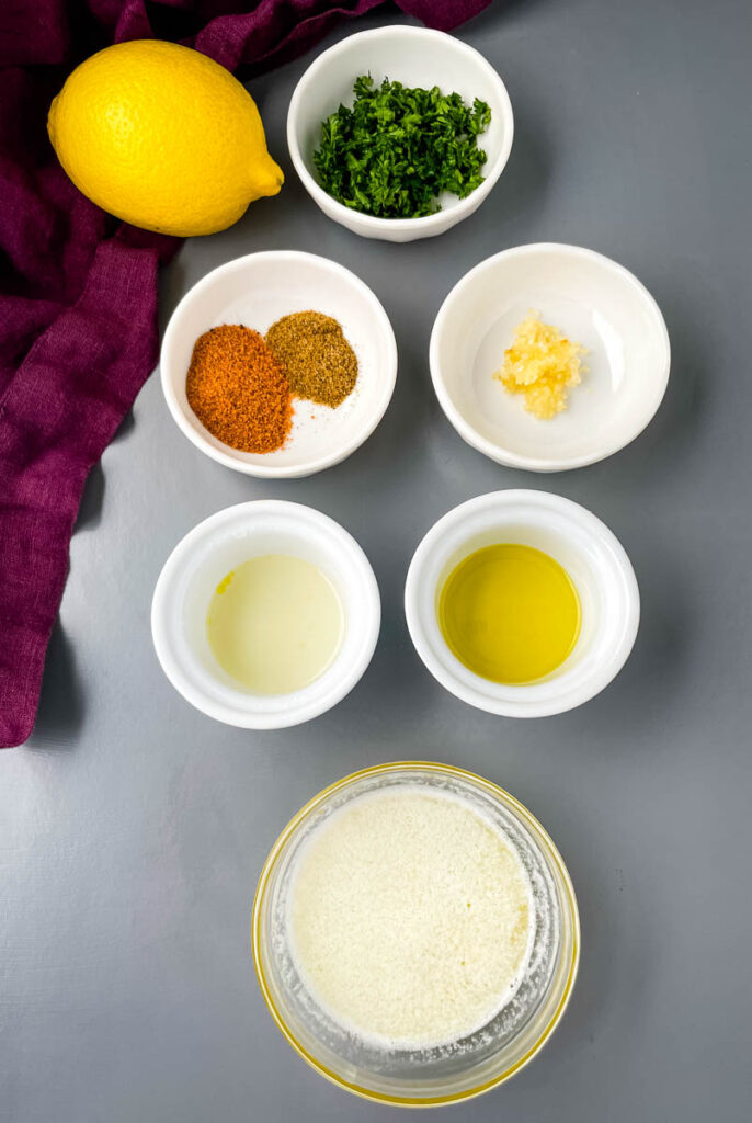  limón fresco, perejil fresco, Condimento Cajún, Condimento de Bahía Vieja, ajo picado, mantequilla derretida y aceite de oliva en tazones separados