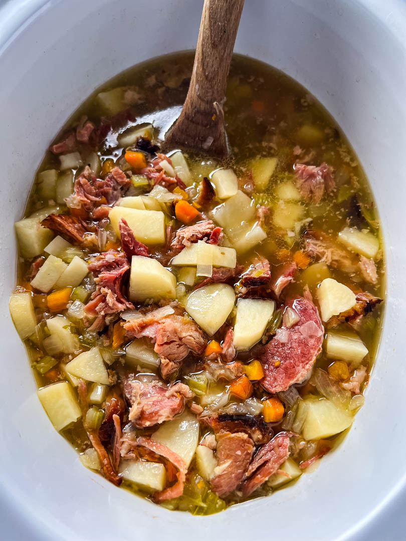 https://www.staysnatched.com/wp-content/uploads/2021/11/slow-cooker-crockpot-ham-and-potato-soup-7-1.jpg