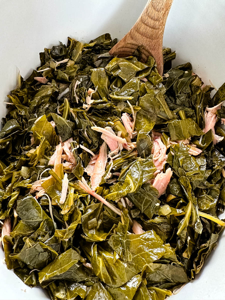 https://www.staysnatched.com/wp-content/uploads/2022/12/slow-cooker-crockpot-collard-greens-recipe-4-1.jpg