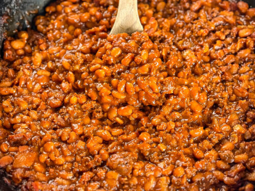 https://www.staysnatched.com/wp-content/uploads/2023/01/smoked-baked-beans-with-ground-beef-and-bacon-1-1-500x375.jpg