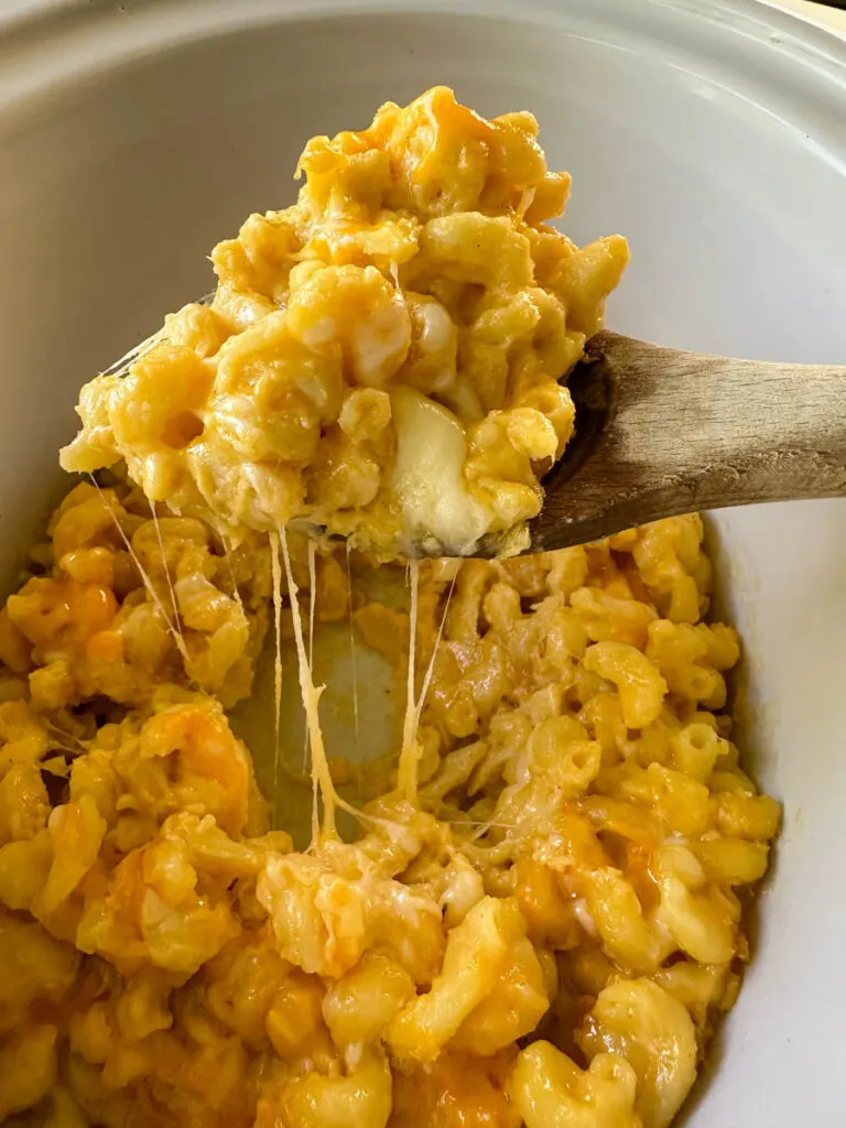 Easy Crock Pot Mac and Cheese Recipe - Butter & Baggage