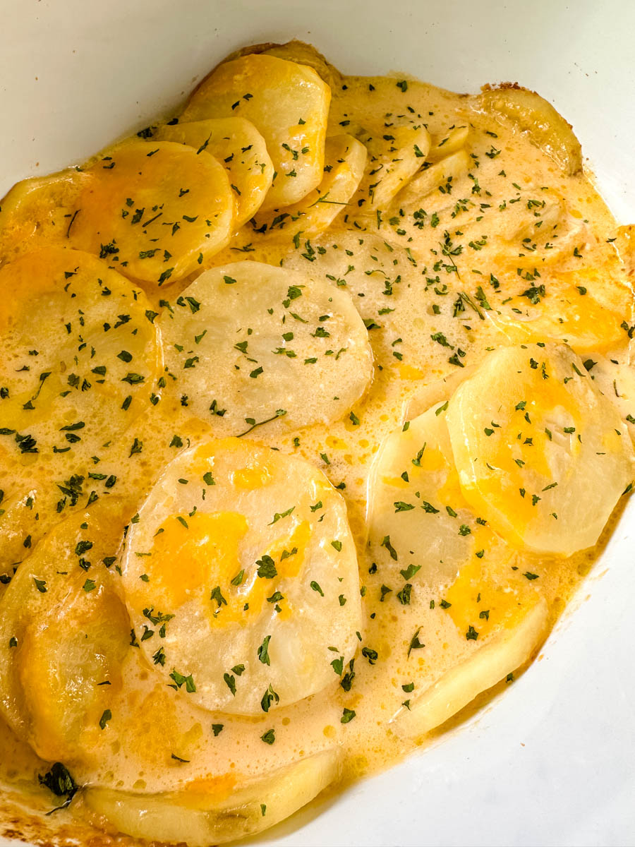 https://www.staysnatched.com/wp-content/uploads/2023/06/slow-cooker-crockpot-cheesy-potatoes-recipe-11-1.jpg