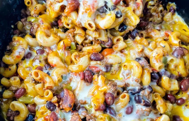 Slow Cooker Chili Mac and Cheese