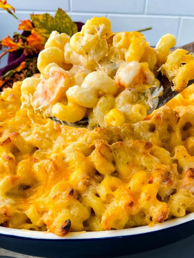 EASY Creamy Seafood Mac and Cheese