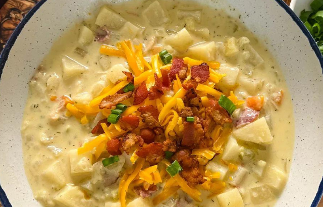 Slow Cooker Crockpot Loaded Bacon and Potato Soup