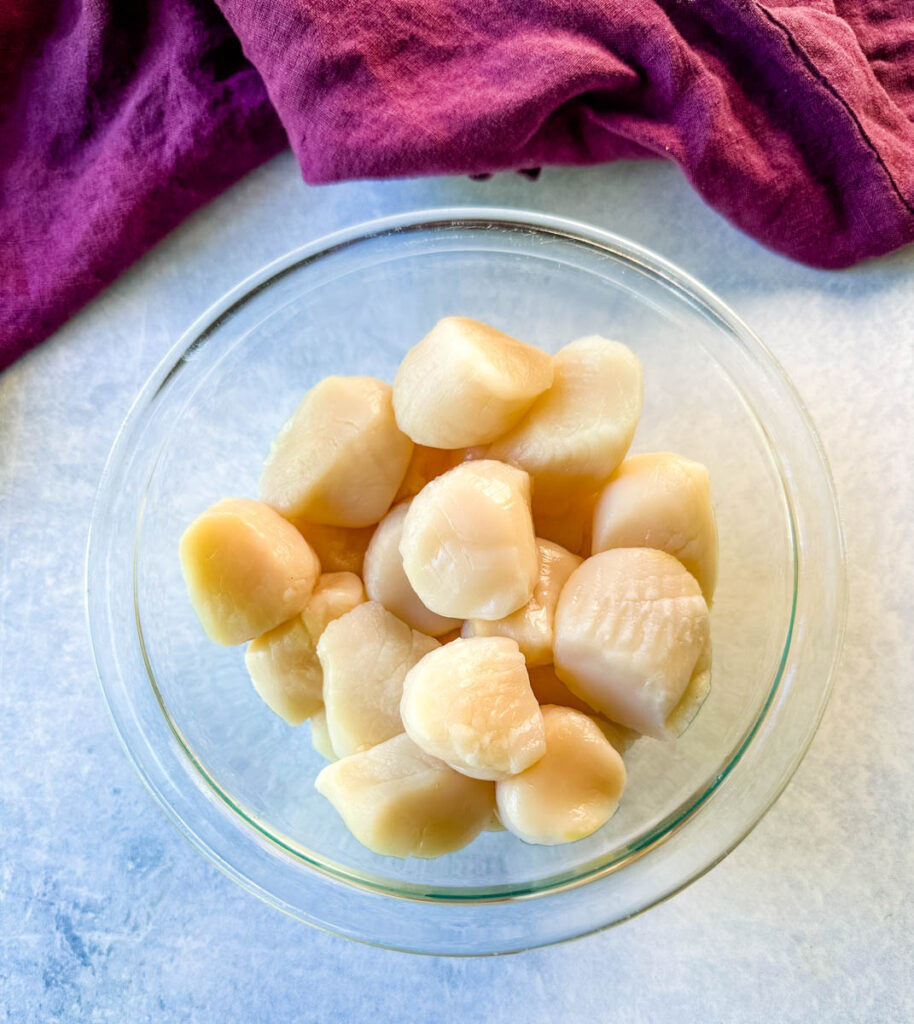 raw scallops in a glass bowl