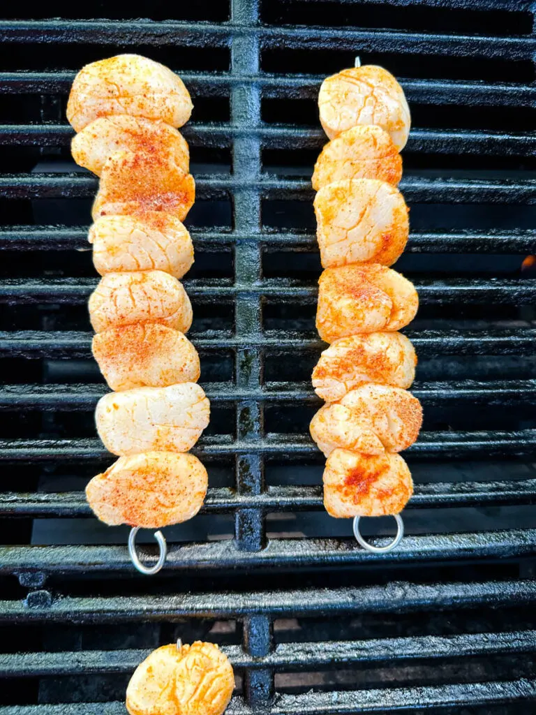 seasoned scallops on a grill