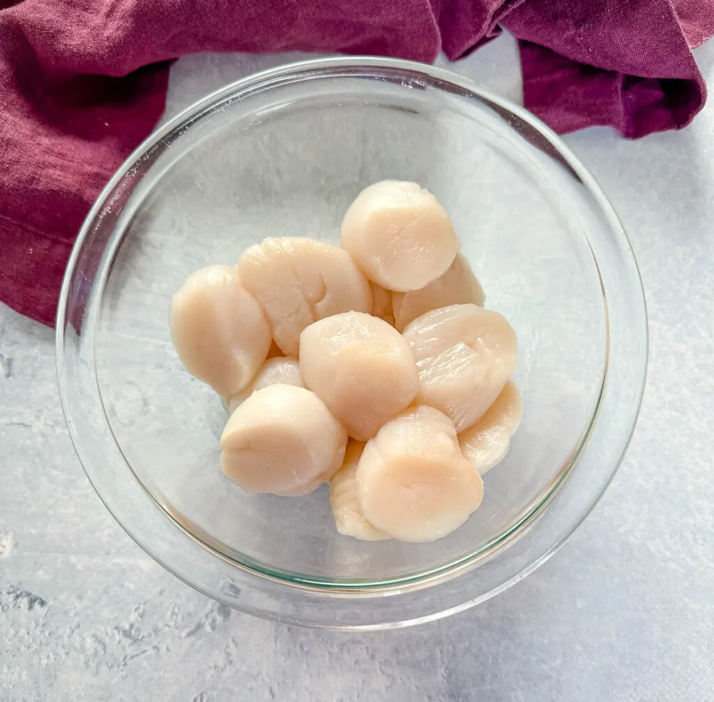 raw scallops in a glass bowl