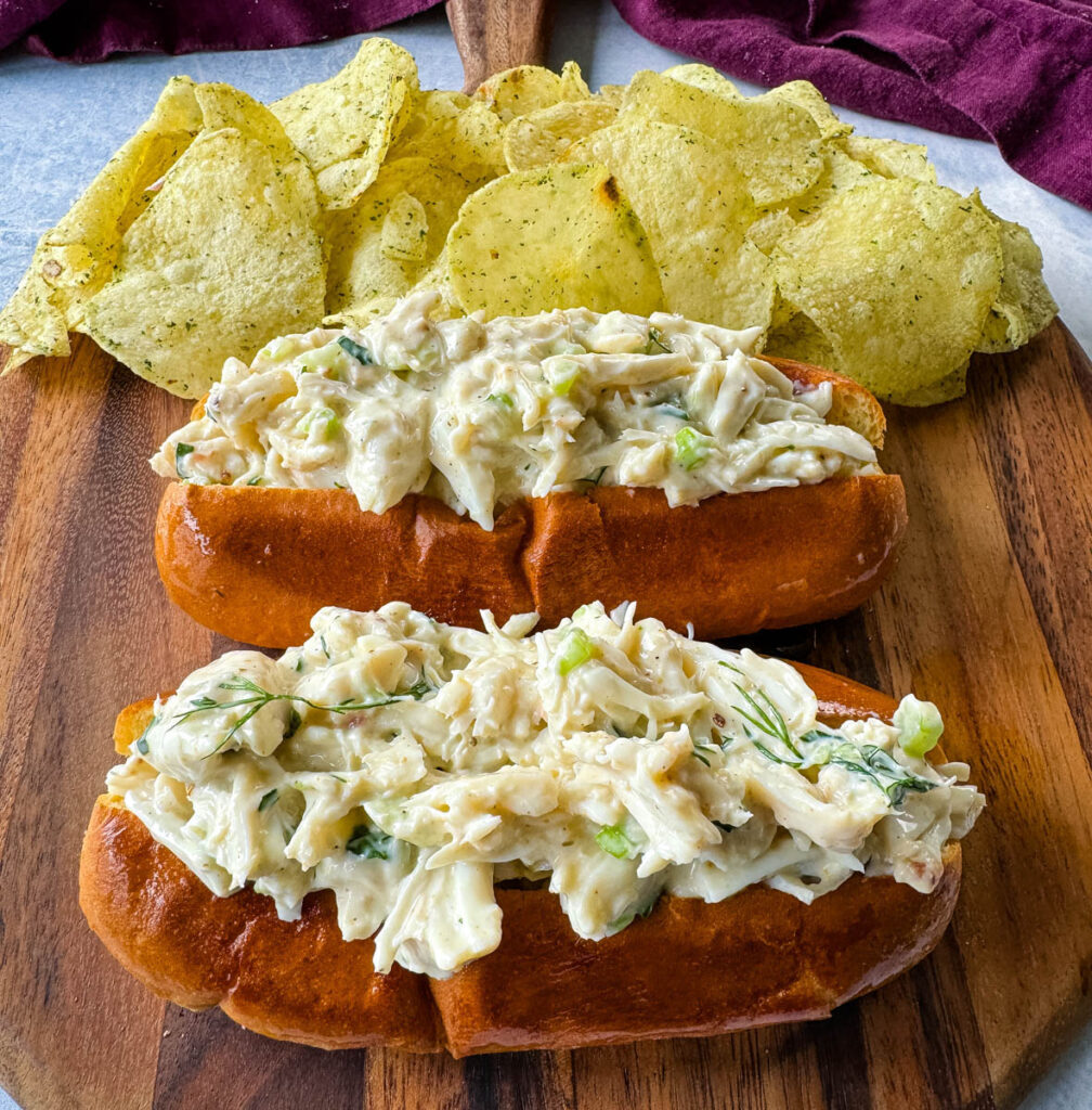 crab seafooxd rolls on buns with chips