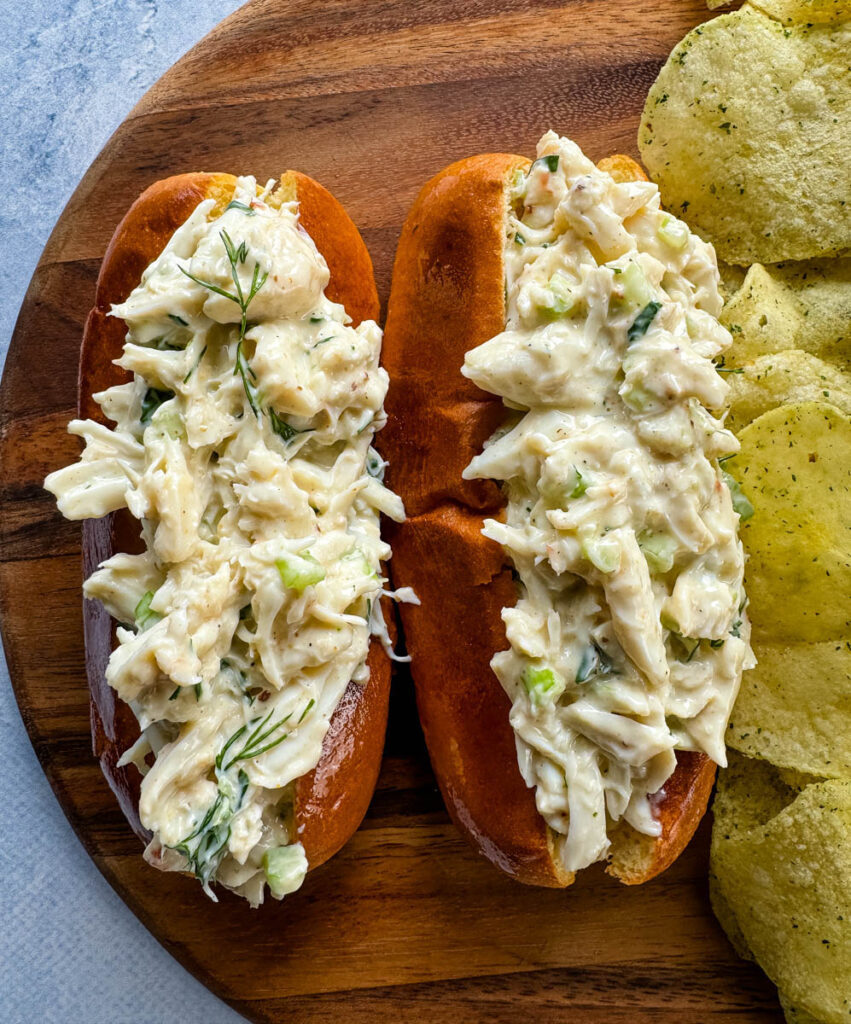 crab seafooxd rolls on buns with chips