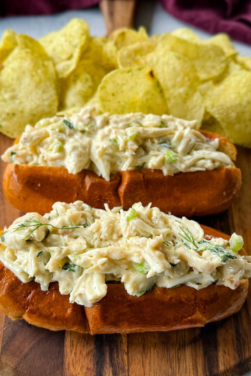 crab seafooxd rolls on buns with chips