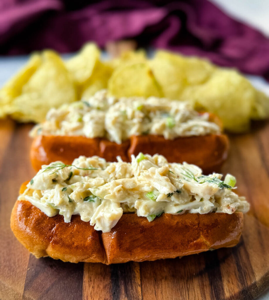 crab seafooxd rolls on buns with chips