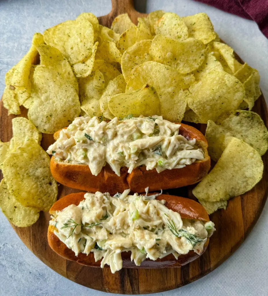 crab seafooxd rolls on buns with chips