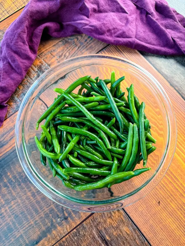 fresh green beans in a glass bowl